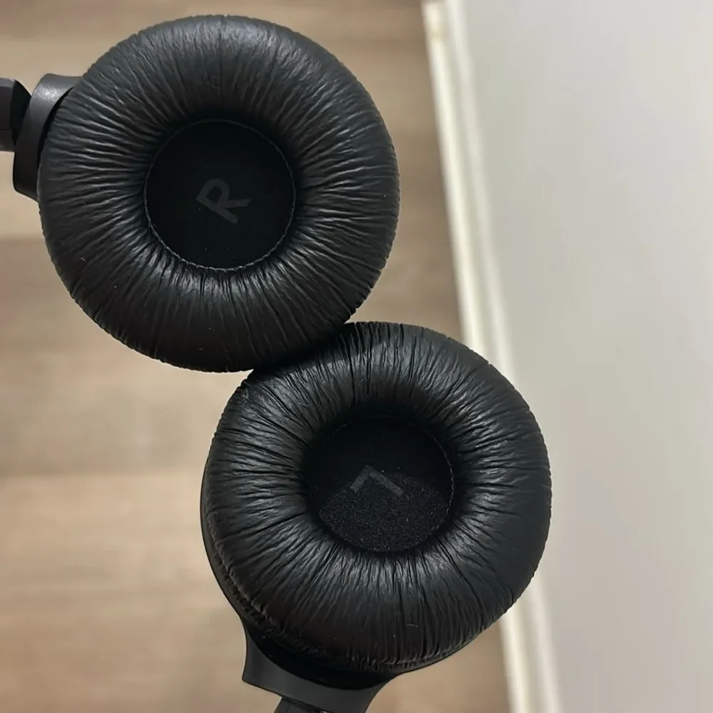 JBL Black Wireless Headphones - Picture 2 of 2